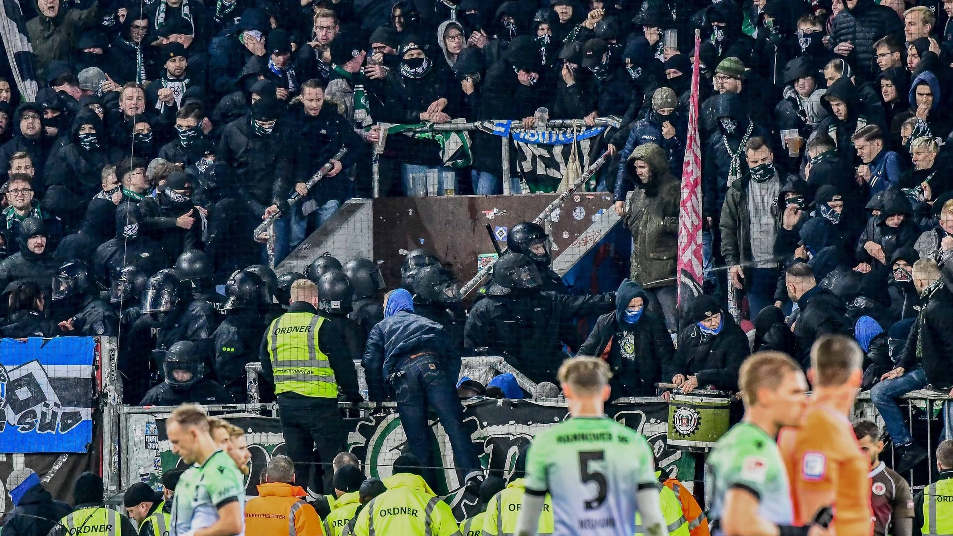 Ausschreitungen im Hannover-Fanblock: Mehr als 30 Personen, Polizisten und Gästefans, wurden verletzt.