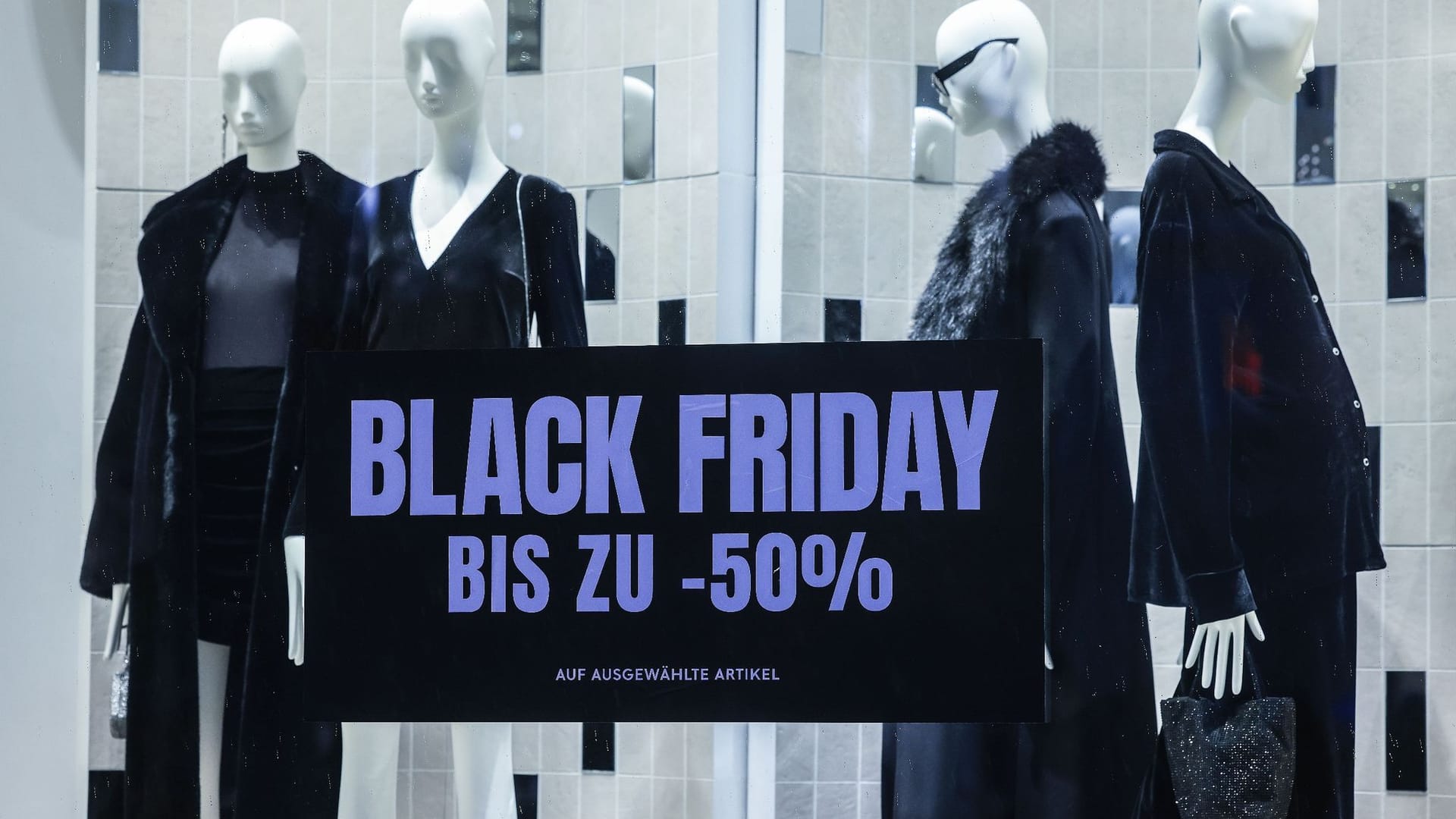 Eine Rabattwerbung in einem Schaufenster Eine Rabattwerbung in einem Schaufenster