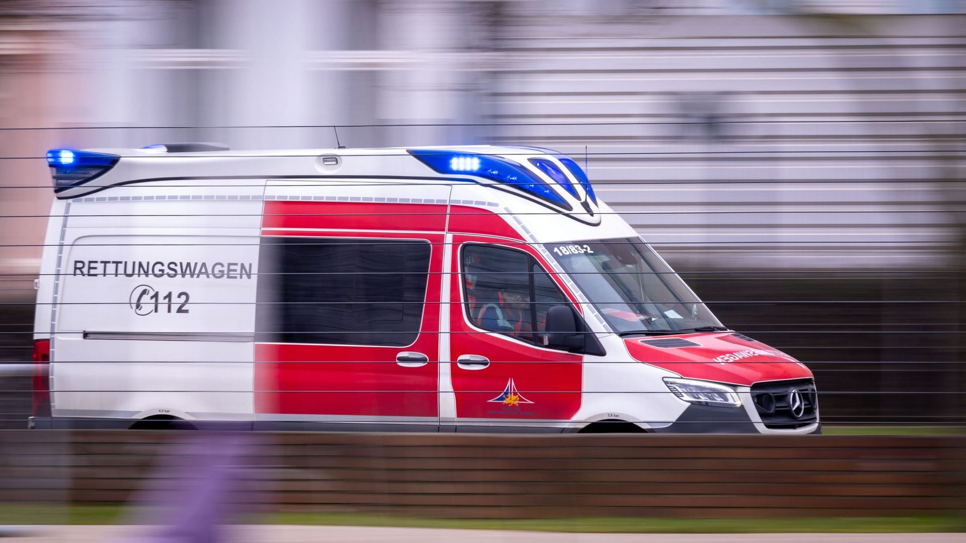 Ein Rettungswagen ist mit Blaulicht im Einsatz (Symbolfoto): Ein Arbeiter des LNG-Terminals musste gerettet werden.