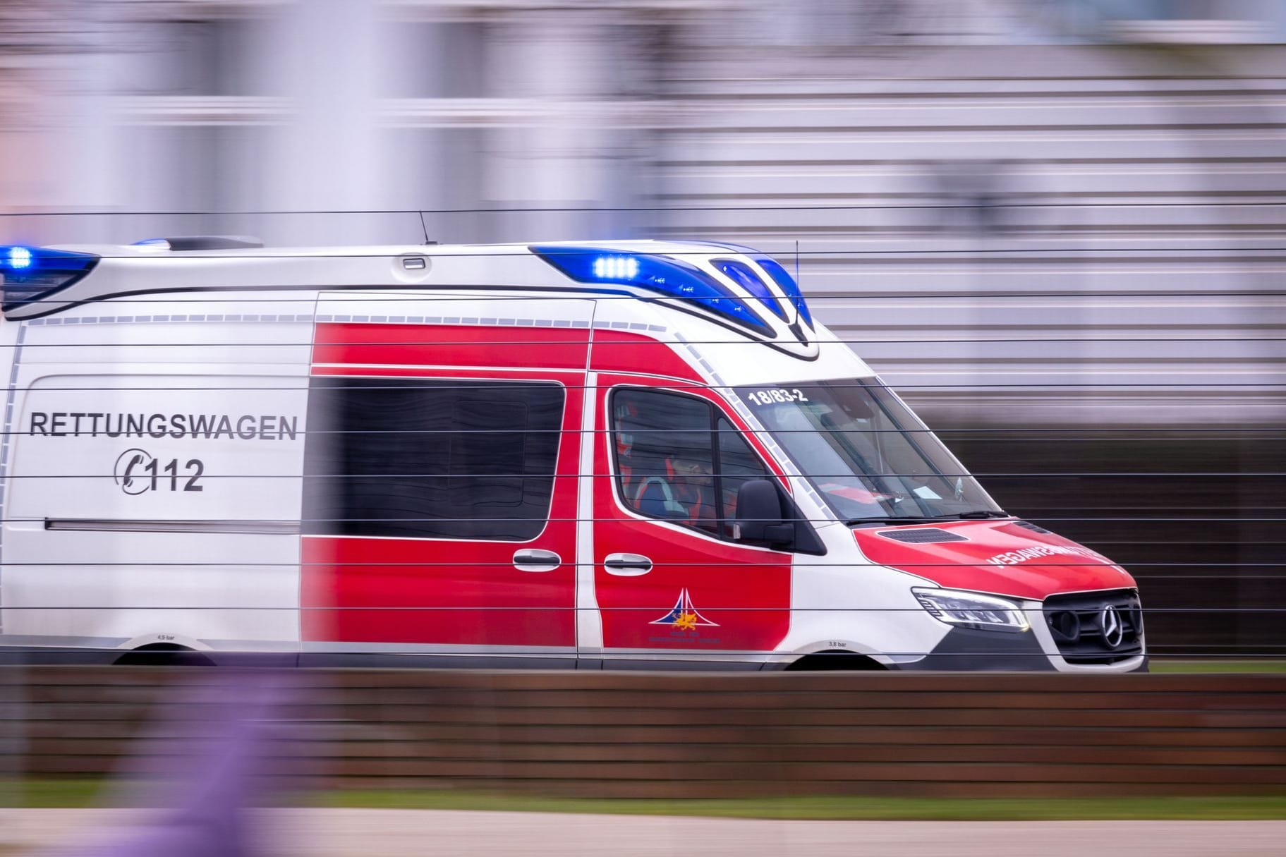 Ein Rettungswagen ist mit Blaulicht im Einsatz (Symbolfoto): Ein Arbeiter des LNG-Terminals musste gerettet werden.