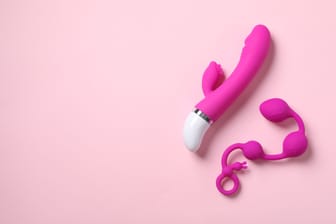 Sexspielzeug (Symbolbild): In Vibratoren und ähnlichen Toys lauert gefährliches Mikroplastik.