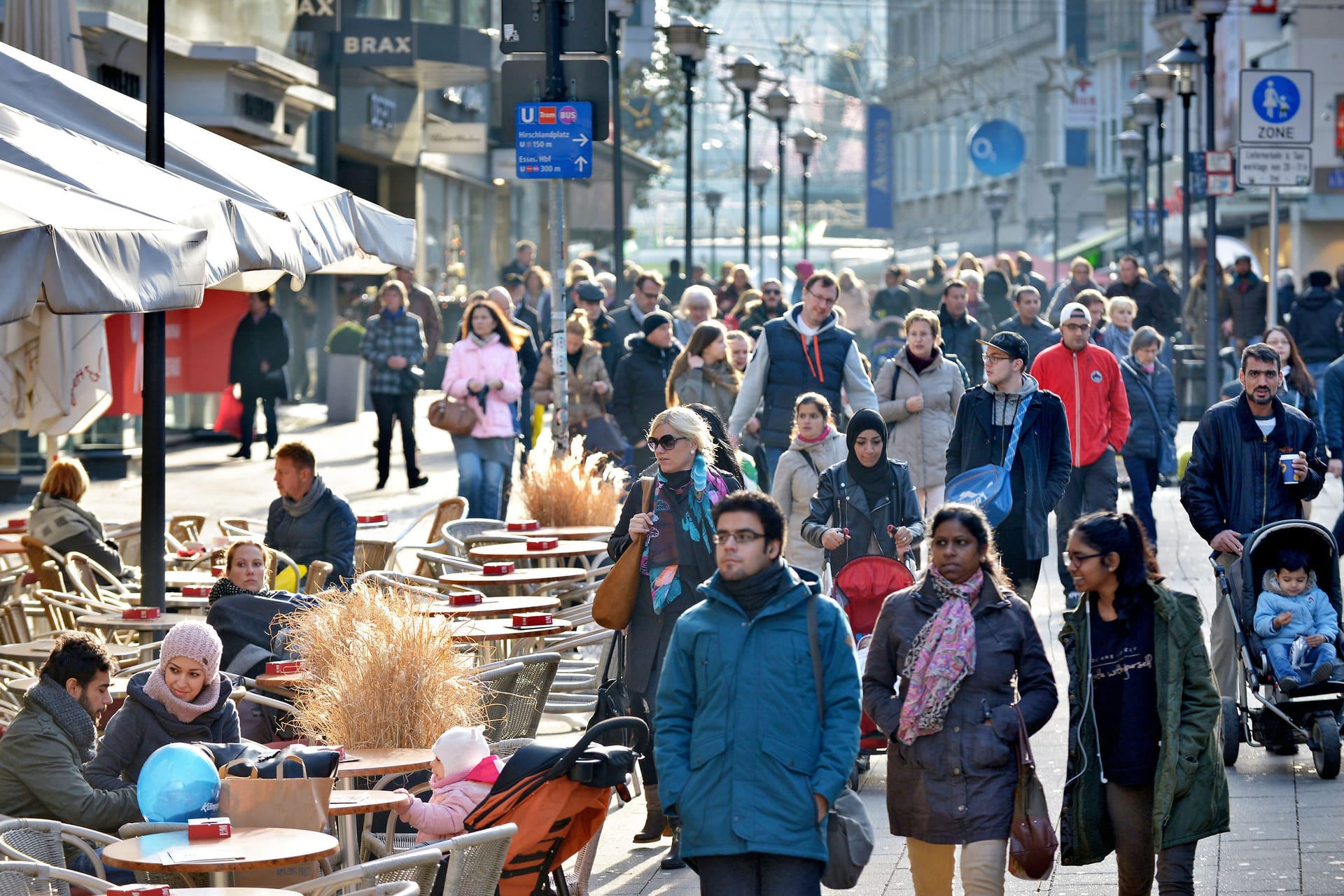 Passanten in der Essener Innenstadt (Symbolbild): Nach dem Willen der Jusos sollte jeder 18-Jährige ein Grunderbe von 60.000 Euro erhalten.