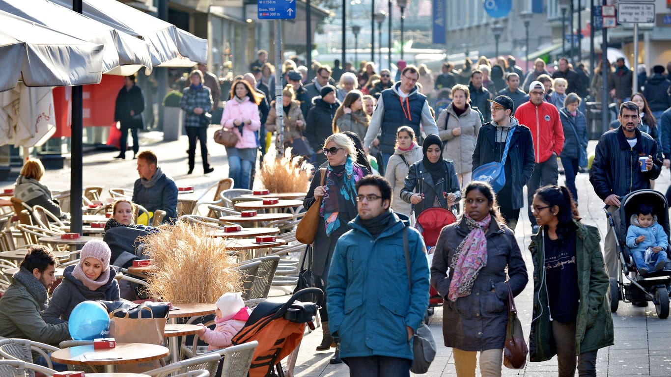 Passanten in der Essener Innenstadt (Symbolbild): Nach dem Willen der Jusos sollte jeder 18-Jährige ein Grunderbe von 60.000 Euro erhalten.