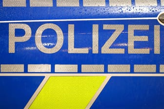 Der Schriftzug Polizei (Symbolfoto): Im Nürnberger Land ist ein Mann bei Arbeiten schwer verletzt worden.