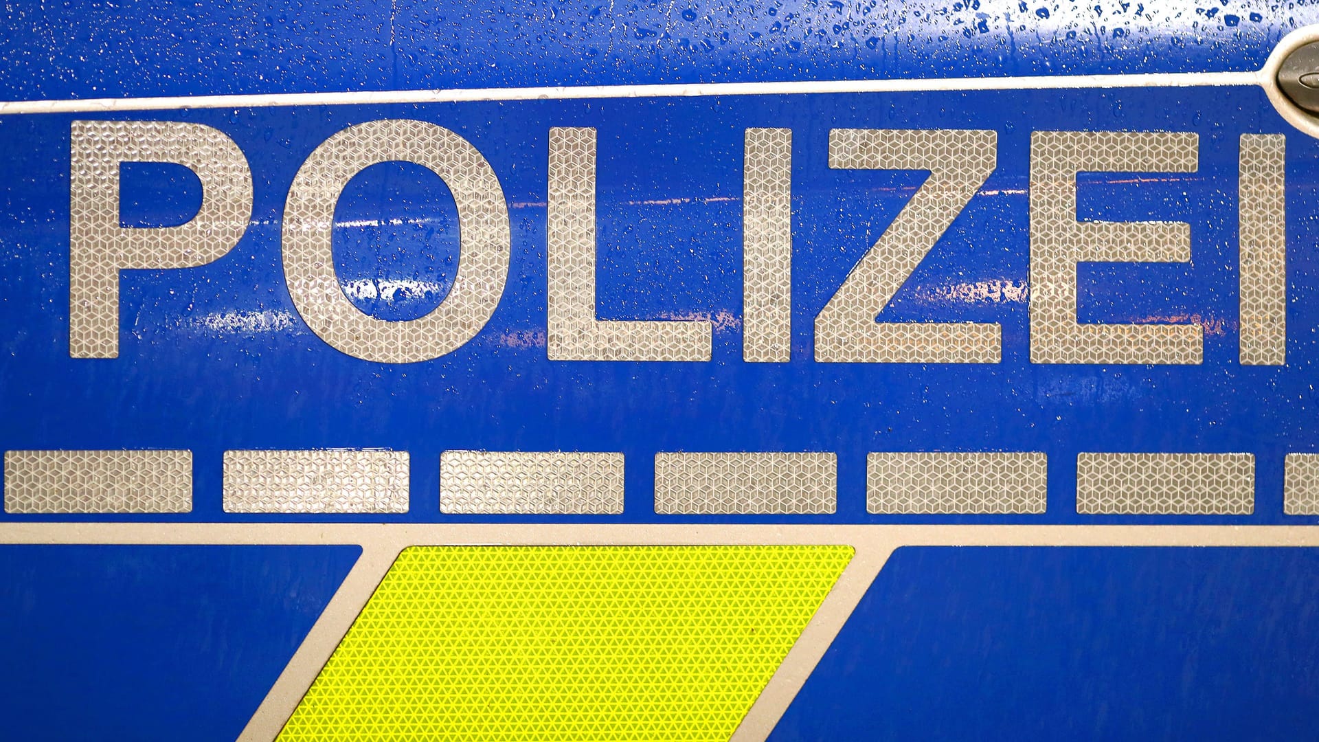 Der Schriftzug Polizei (Symbolfoto): Im Nürnberger Land ist ein Mann bei Arbeiten schwer verletzt worden.