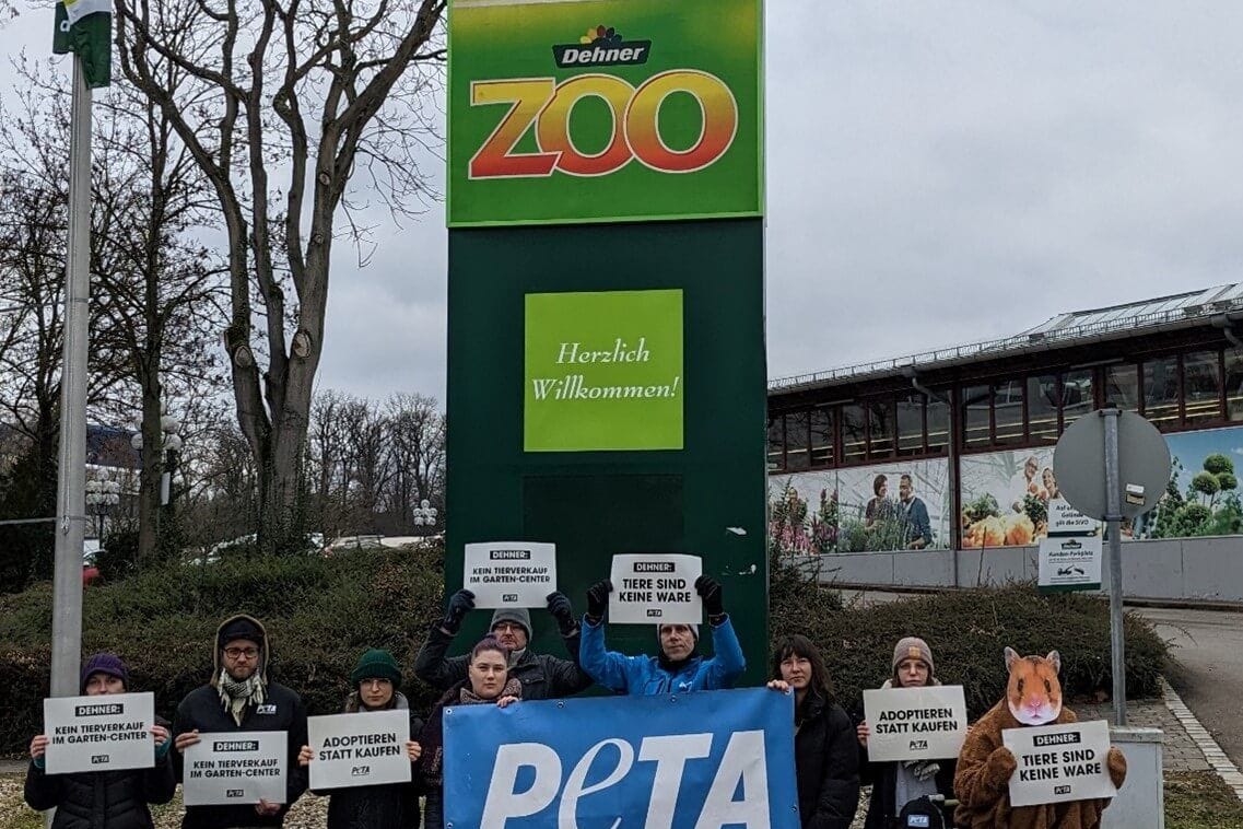 Ähnliche PETA-Aktion vor einer Dehner-Filialen in Stuttgart.