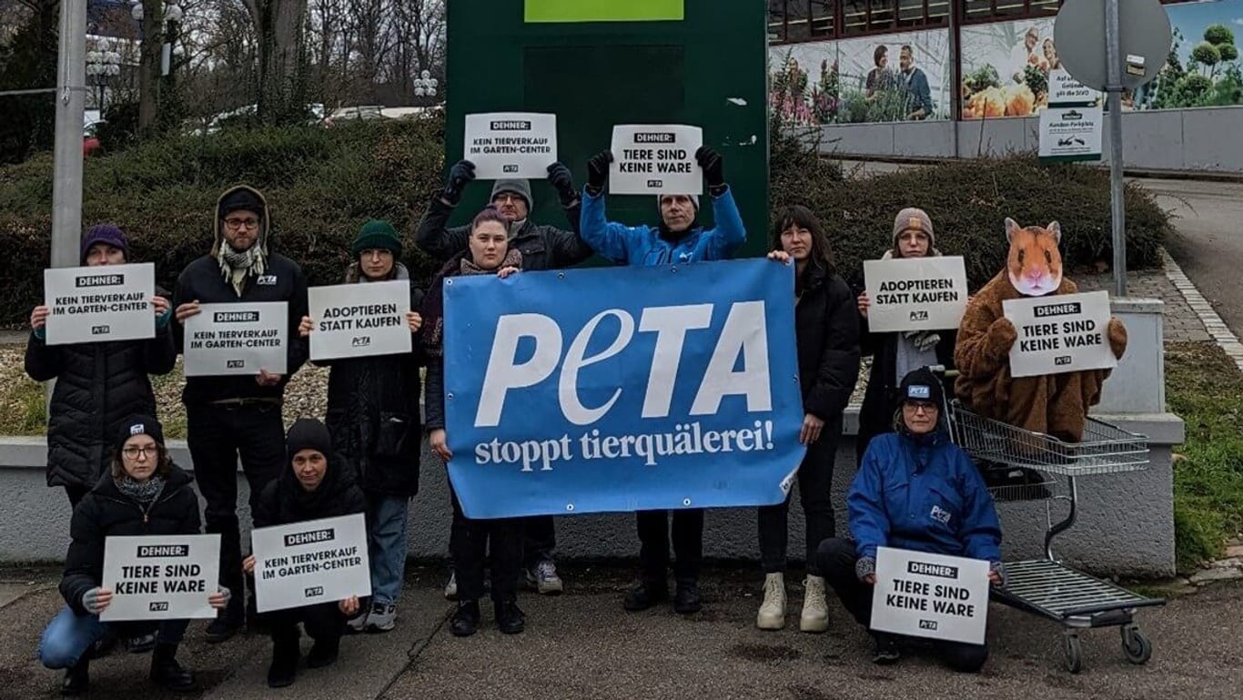 Ähnliche PETA-Aktion vor einer Dehner-Filialen in Stuttgart.