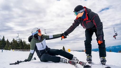Unfälle können auf der Piste ganz schnell passieren, umso wichtiger ist es sich finanziell gegen Personen- und Sachschäden abzusichern.
