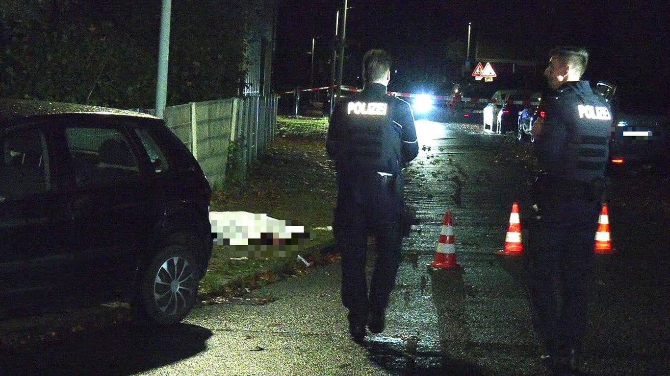 Tatort in Oberhausen: Hinter dem Auto fanden Einsatzkräfte eine Leiche vor.