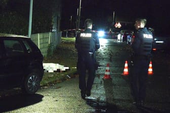 Tatort in Oberhausen: Hinter dem Auto fanden Einsatzkräfte eine Leiche vor.