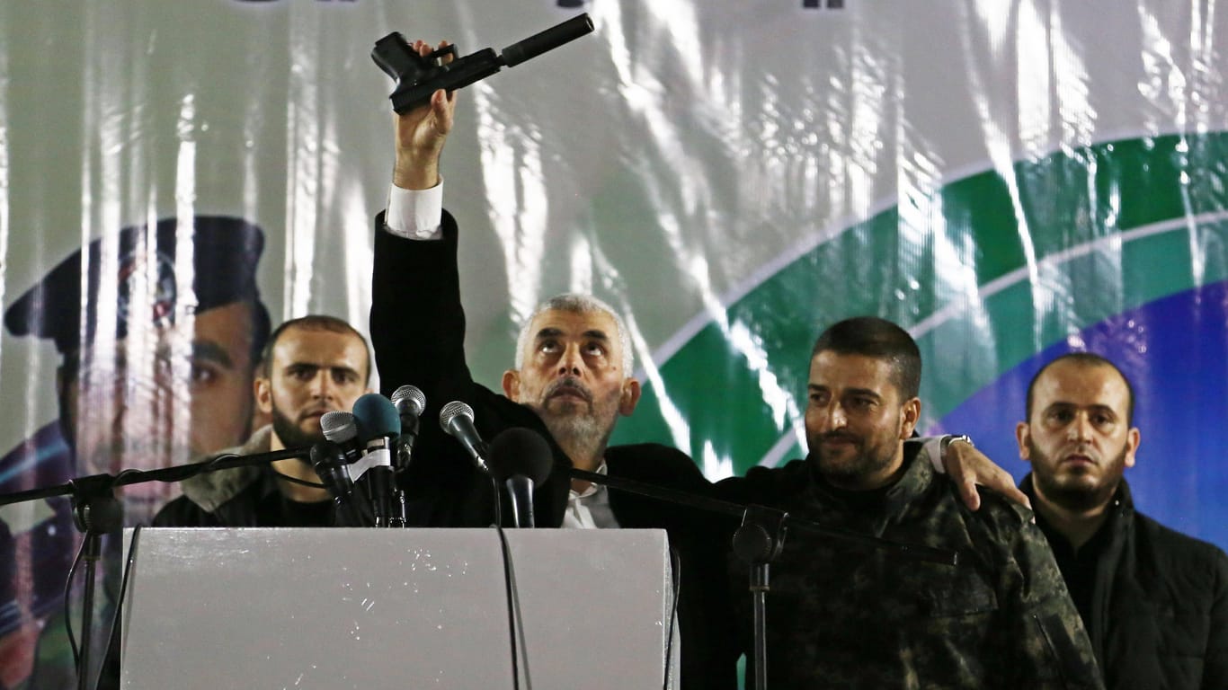 Jihia al-Sinwar reckt während einer Gedenkveranstaltung für getötet Hamas Terroristen eine schallgedämpfte Pistole in die Höhe (Archivbild).