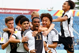 Deutschlands U17-Nationalspieler bejubeln ein Tor: Im Netz werden sie während der WM in Indonesien übel beleidigt.