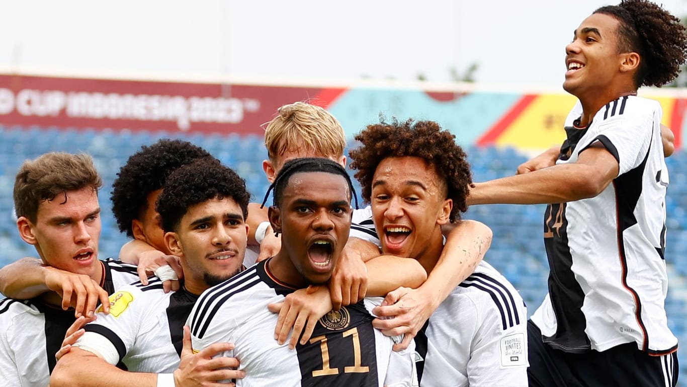 Deutschlands U17-Nationalspieler bejubeln ein Tor: Im Netz werden sie während der WM in Indonesien übel beleidigt.