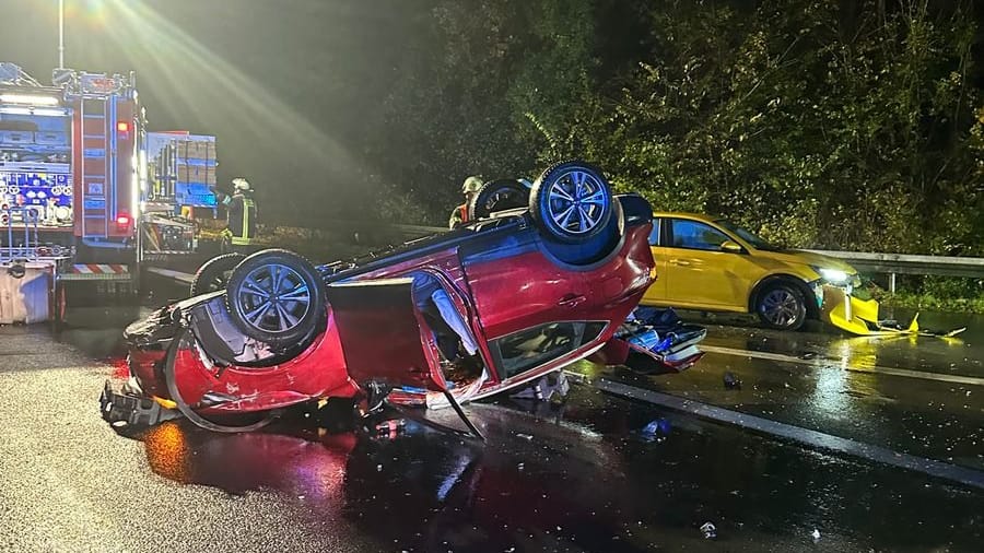 Der rote Peugeot kam auf dem Dach zum Stehen: Ersthelfer kümmerten sich bis zum Eintreffen der Einsatzkräfte um die Schwerverletzte.