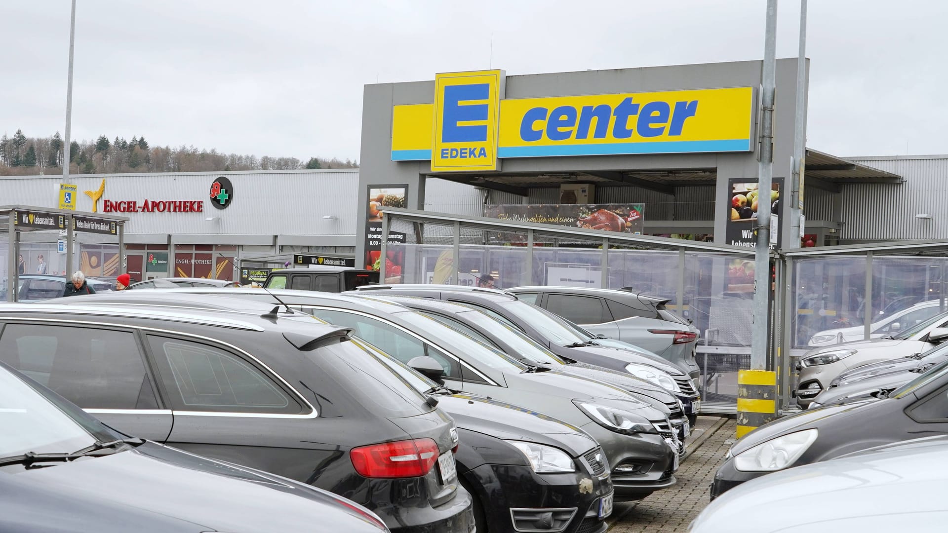 Parkplatz vor dem Supermarkt: Obwohl es sich nicht um öffentlichen Verkehrsraum handelt, gelten hier klare Regeln.