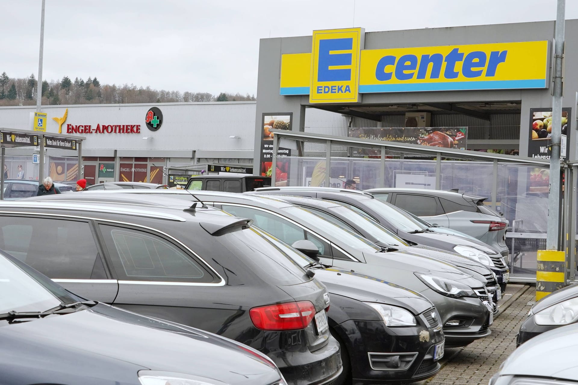 Parkplatz vor dem Supermarkt: Obwohl es sich nicht um öffentlichen Verkehrsraum handelt, gelten hier klare Regeln.