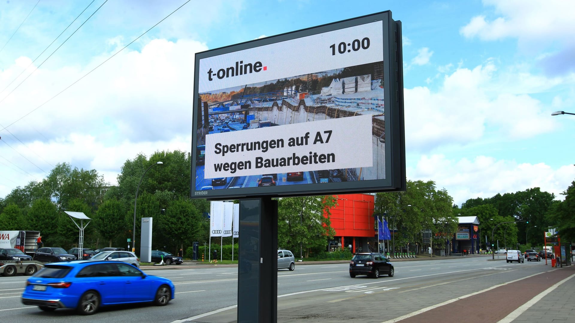 In vielen Städten erscheinen liefert t-online Nachrichten auf Video-Screens.