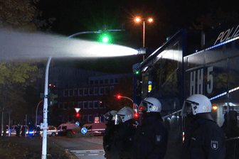 Hamburg: Die Polizei setzte Wasserwerfer gegen Randalierer ein.