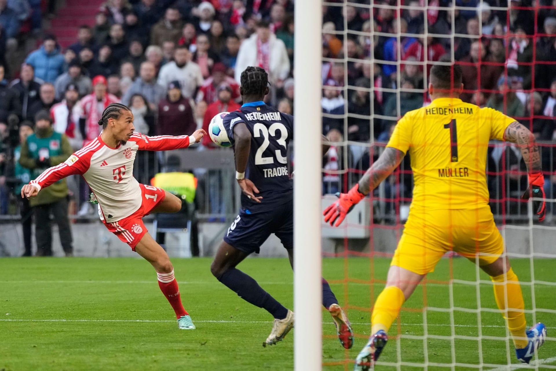 Leroy Sané: Rückte für Coman auf den rechten Flügel. Vergab Müllers Flanke per Direktabnahme (11.). Bereitete beim 1:0 mal wieder stark für Kane vor. Schoss frei vorm Tor mit rechts links vorbei (32.). Legte eigentlich perfekt auf Sarr ab (43.). Die anschließende Ecke servierte er punktgenau für Kane zum 2:0. Sein 5. und 6. Assist und seine 14. Torbeteiligung im 11. Ligaspiel. Weiter in der Form seines Lebens. Note 1