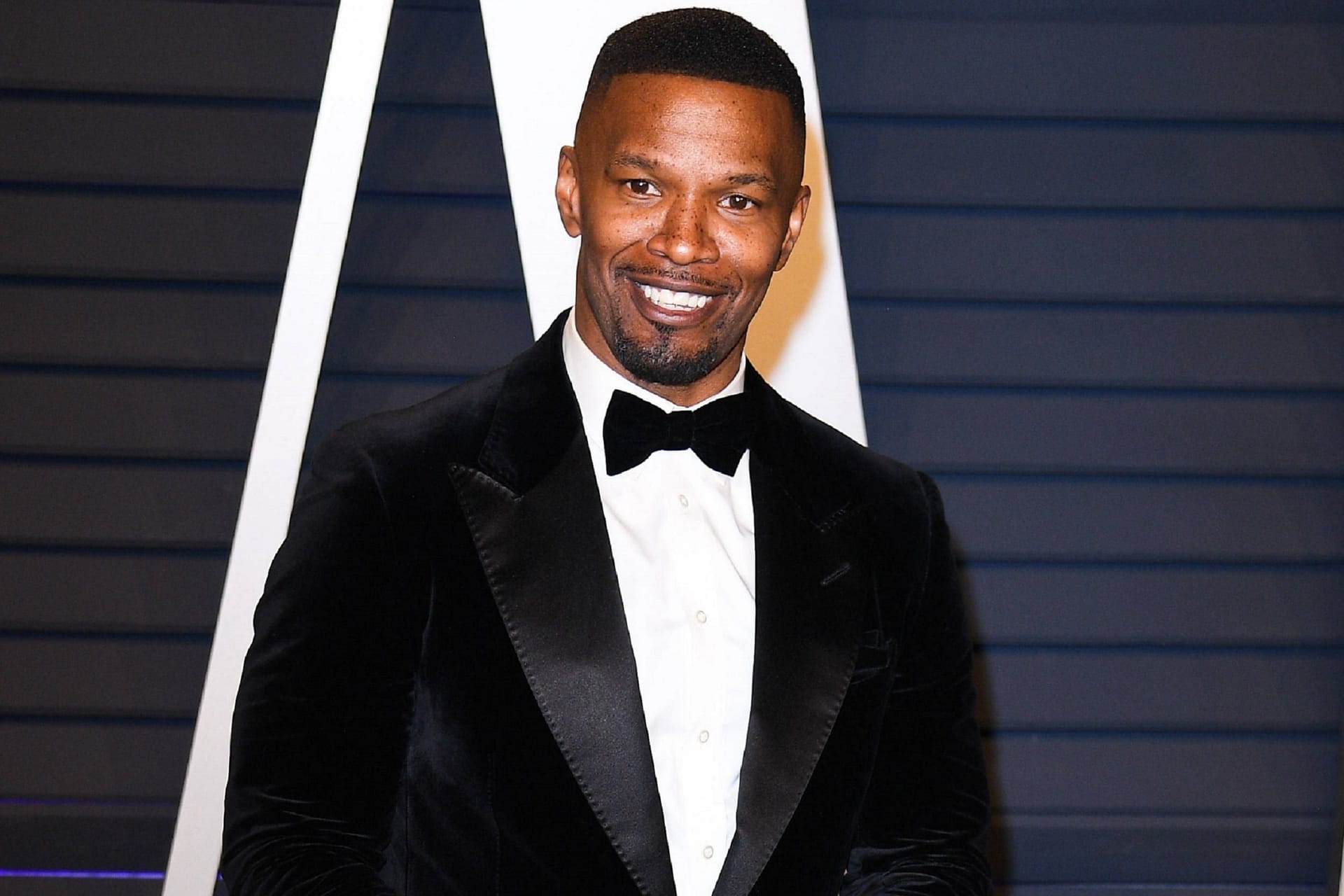 Jamie Foxx: Nach der Scheidung seiner Eltern wuchs der Schauspieler seit einem Alter von sieben Monaten bei seinen Großeltern mütterlicherseits auf und wurde von ihnen adoptiert.