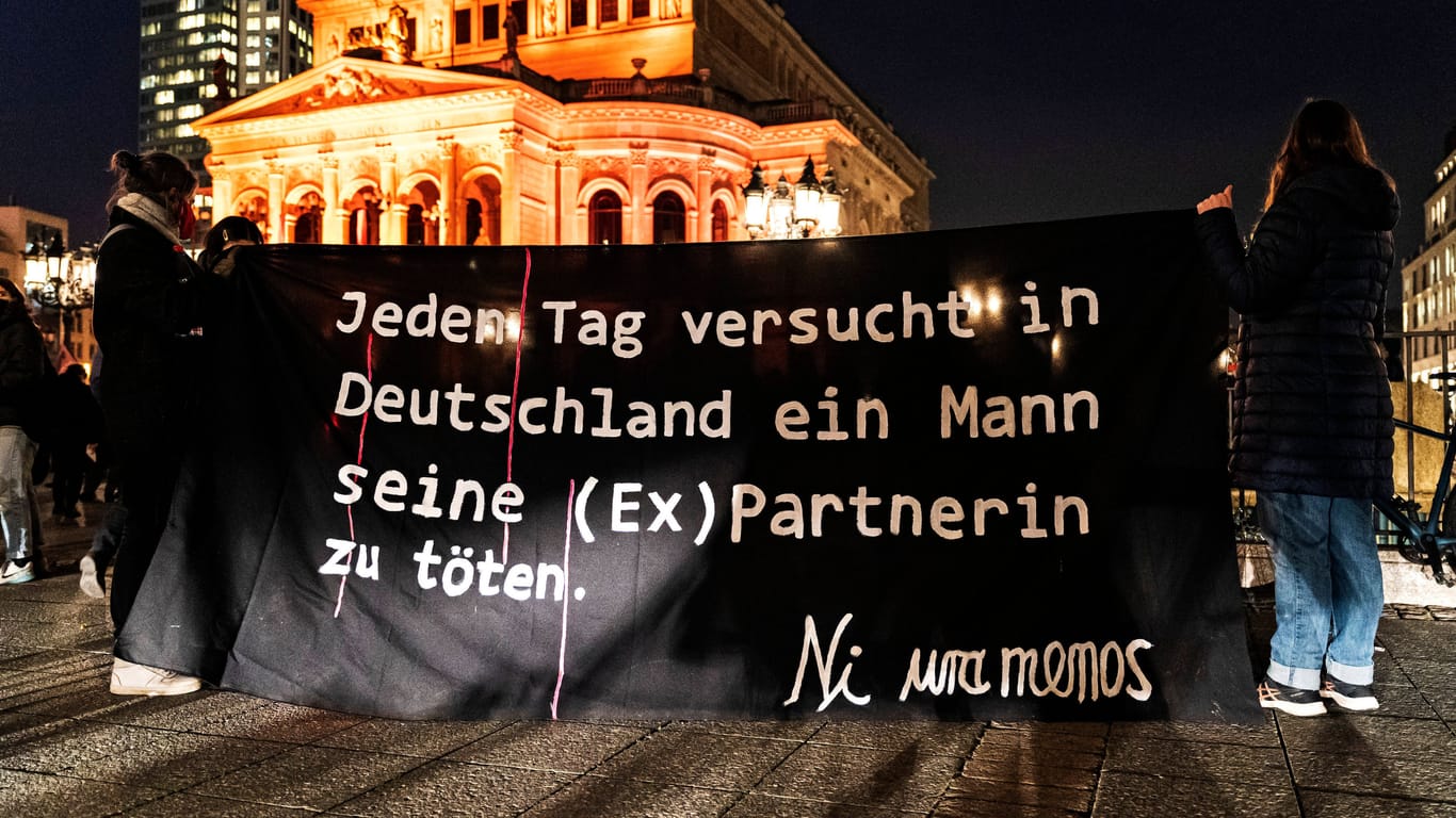 Frankfurt: Auch im Jahr 2020 fand eine Protestaktion am Internationalen Tag gegen Gewalt an Frauen und Mädchen statt.