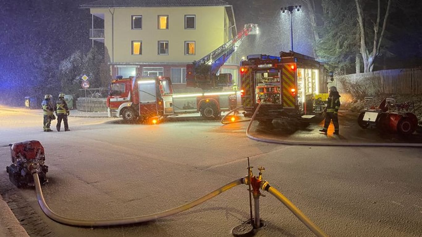 Die Feuerwehr bekämpft einen Brand im oberfränkischen Selb: Hier hatte es in einer Asylbewerberunterkunft gebrannt.