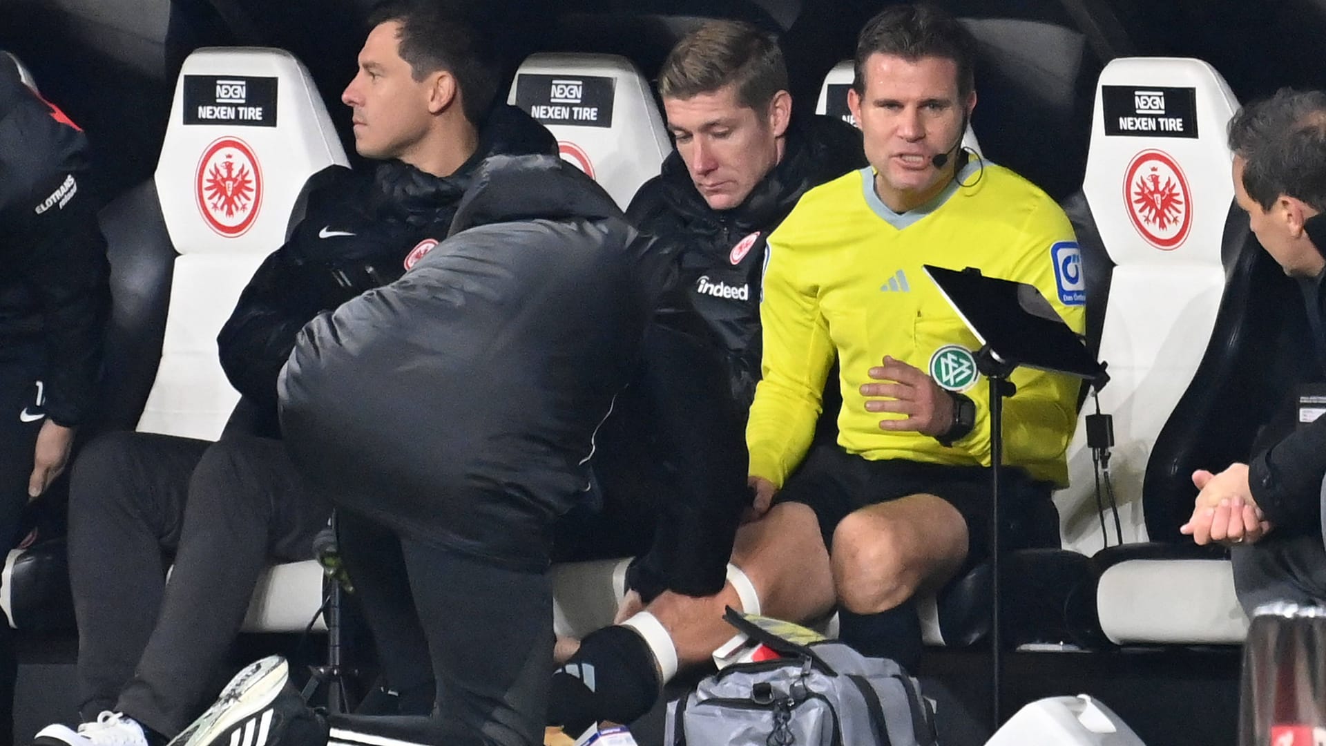 Felix Brych wird behandelt: Der Rekord-Schiedsrichter wird vorerst kein Spiel mehr pfeifen können. Felix Brych wird behandelt: Der Rekord-Schiedsrichter wird vorerst kein Spiel mehr pfeifen können.