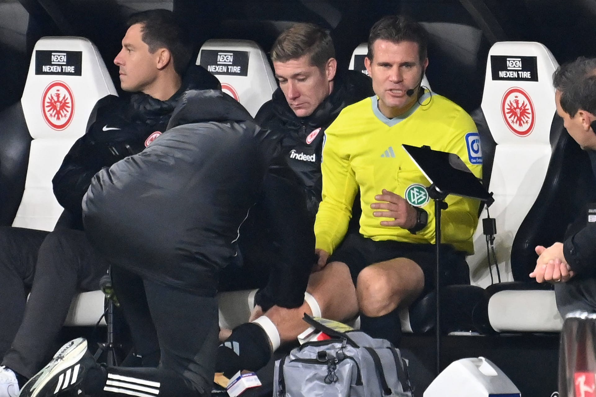 Felix Brych wird behandelt: Der Rekord-Schiedsrichter wird vorerst kein Spiel mehr pfeifen können.