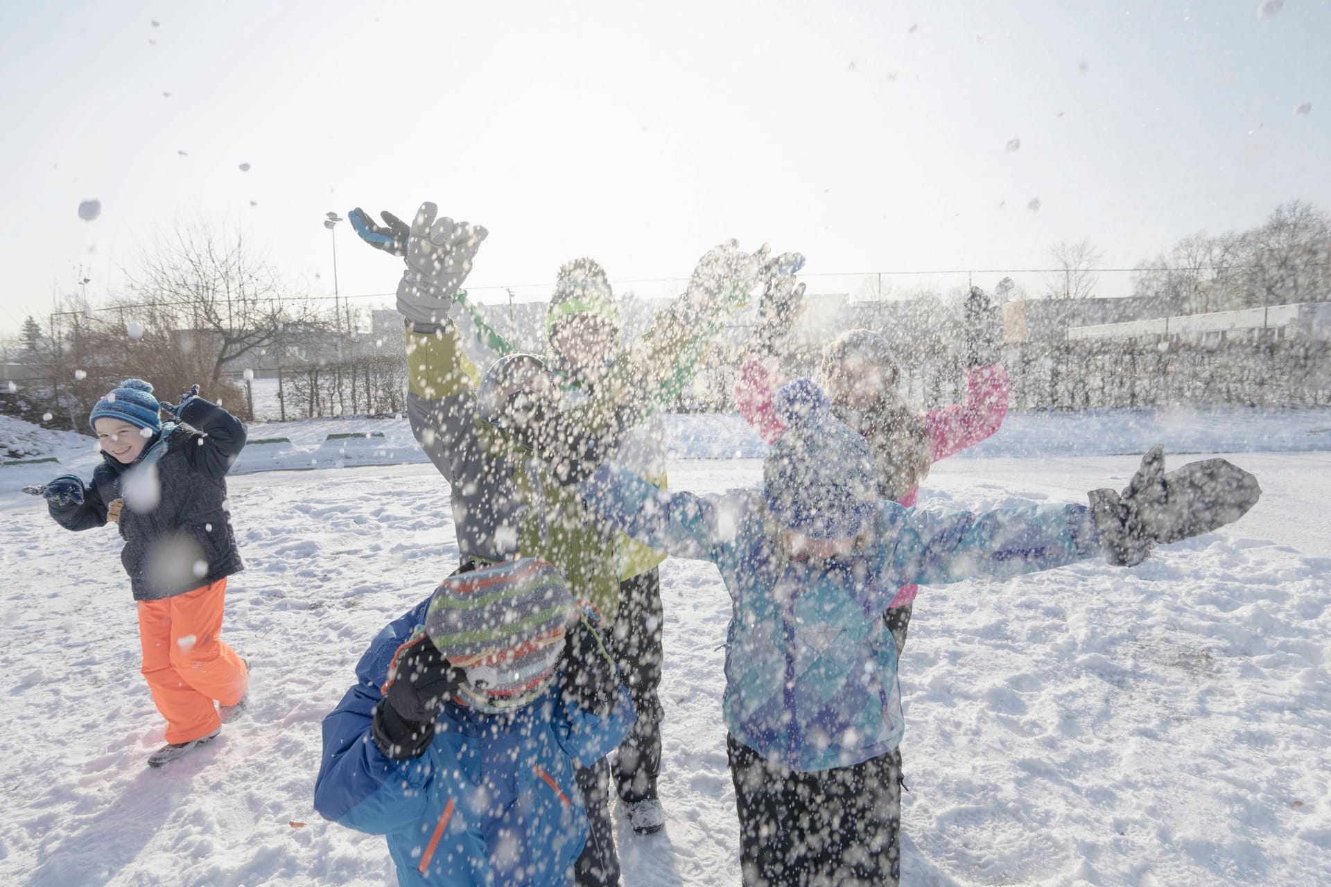 Kinder spielen im Schnee (Symbolfoto): In Bayern wird es in manchen Regionen am Wochenende weiß.