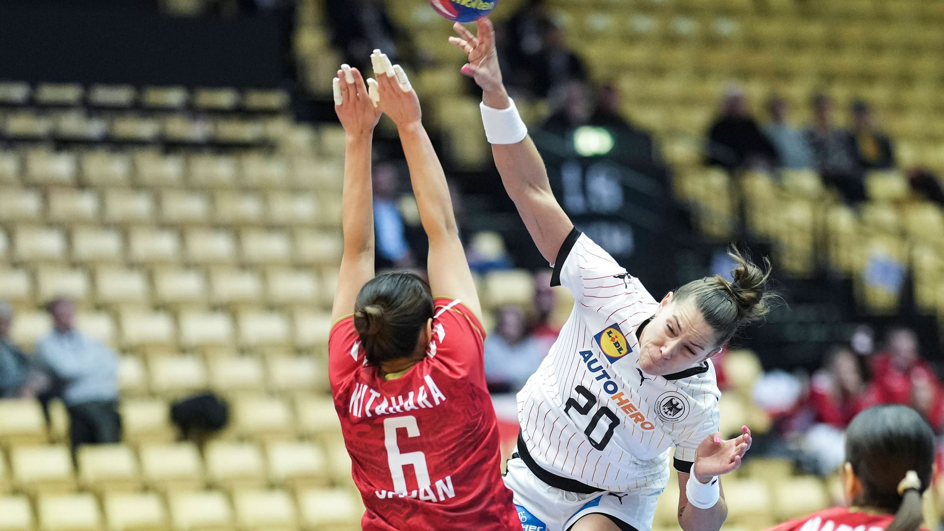 Starker Abschluss: Deutschlands Emily Bölk im Angriff gegen Japan.