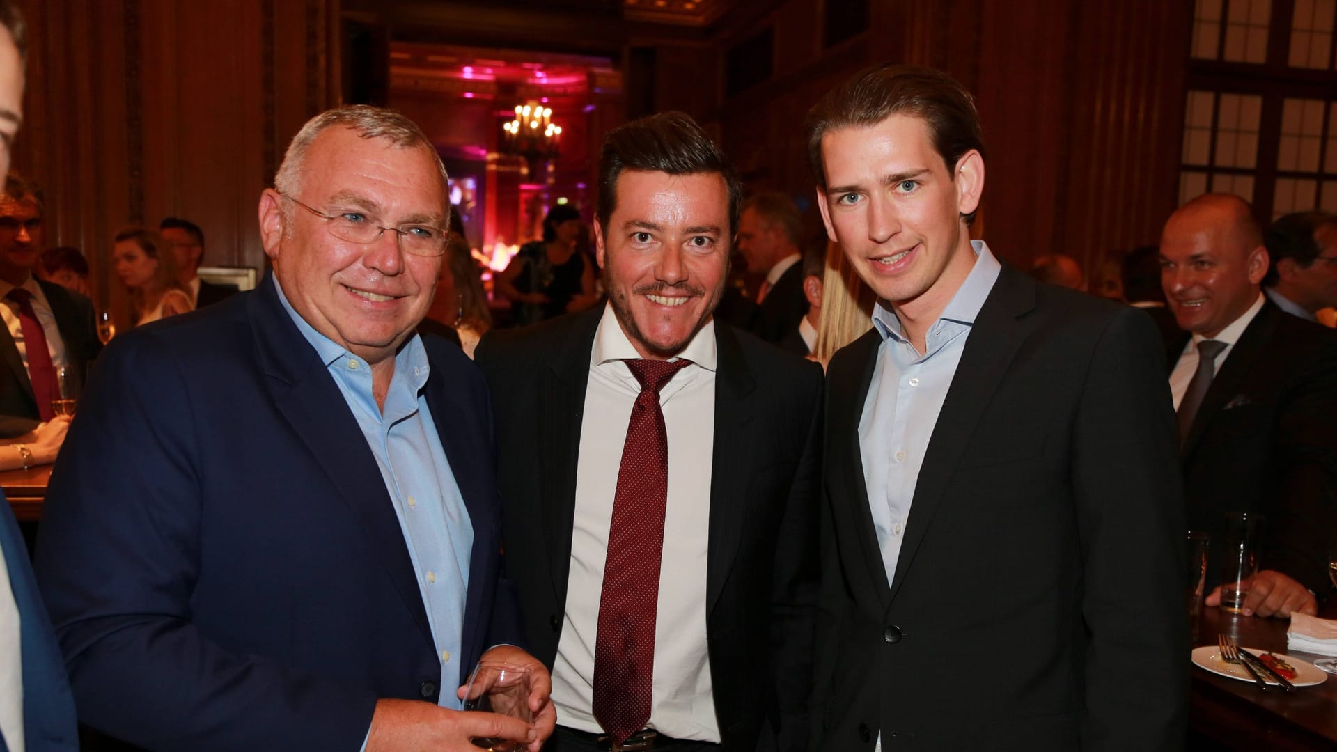 Immer wieder suchte Benko den Kontakt zur Politik. Hier zusehen, mit dem ehemaligen Bundeskanzler Österreichs Alfred Gusenbauer (links) und dem damaligen Außenminister und späteren Bundeskanzler Sebastian Kurz (rechts).