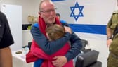Emily in den Armen ihres Vaters: Sie war während des Hamas-Angriffs entführt worden.