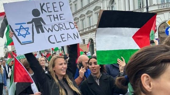 Studentin Marie Andersen (l.) bei der Kundgebung in Warschau: "Nein, natürlich sind keine Juden gemeint".