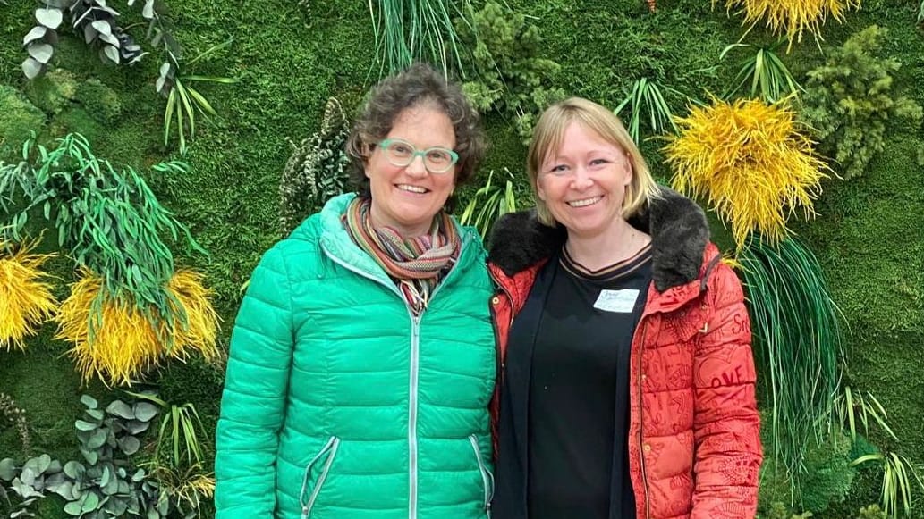 Kerstin Spoer (l.) ist eine Frohnatur und bringt Menschen gerne zum Lachen.