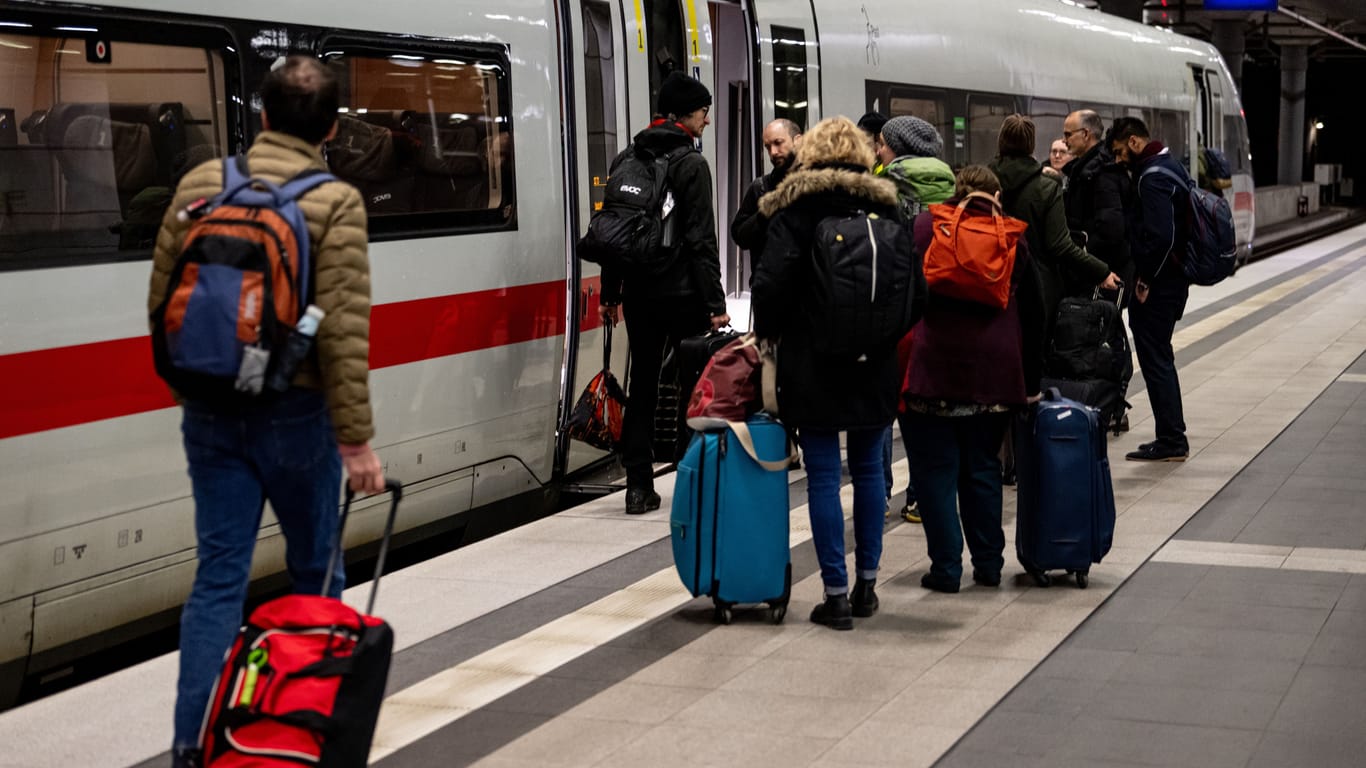 Fahrgäste steigen am Berliner Hauptbahnhof in einen ICE: Ab dem 10. Dezember fährt die Bahn nach einem neuen Plan.