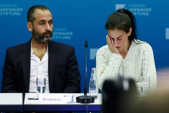 Avihai Brodutch, Batsheva Yahalomi und Gilad Korngold bei einer Pressekonferenz: Ihre Familien wurden von der Terrororganisation aus Israel nach Gaza entführt.