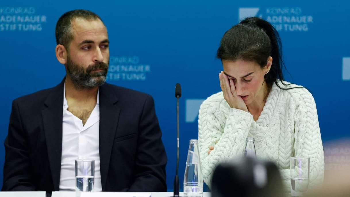 Avihai Brodutch, Batsheva Yahalomi und Gilad Korngold bei einer Pressekonferenz: Ihre Familien wurden von der Terrororganisation aus Israel nach Gaza entführt.