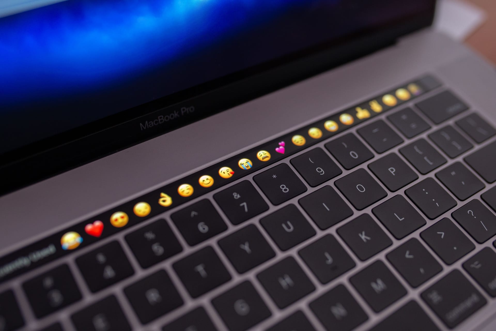 Die Touchbar des MacBook Pro zeigt kontextabhängige Bedienelemente und Funktionen – je nach verwendeter Anwendung.