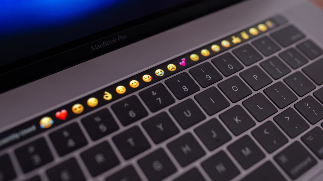 Die Touchbar des MacBook Pro zeigt kontextabhängige Bedienelemente und Funktionen – je nach verwendeter Anwendung.