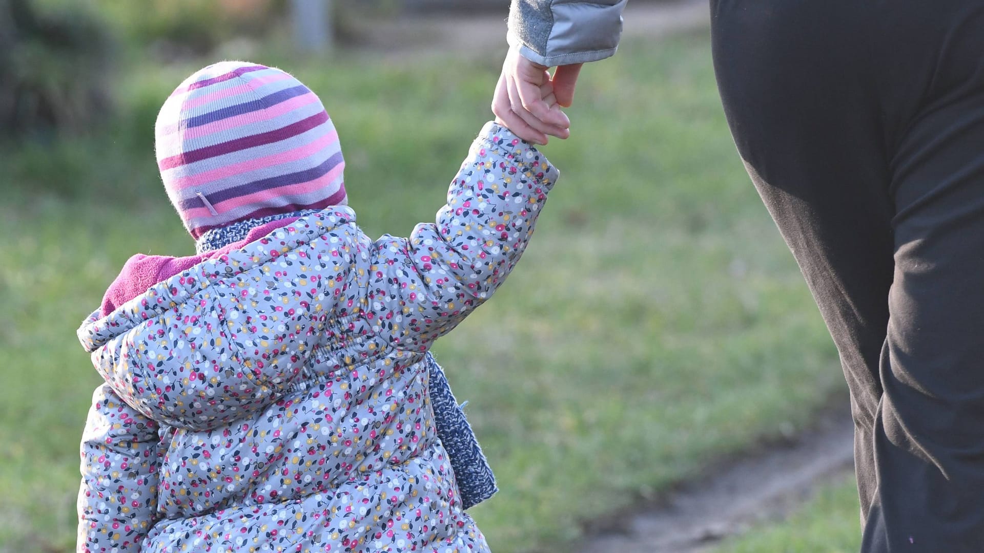 Ein Kind geht an der Hand einer Erwachsenen (Symbolbild): In Berlin kam es zu einem Warnstreik. Ein Kind geht an der Hand einer Erwachsenen (Symbolbild): In Berlin kam es zu einem Warnstreik.