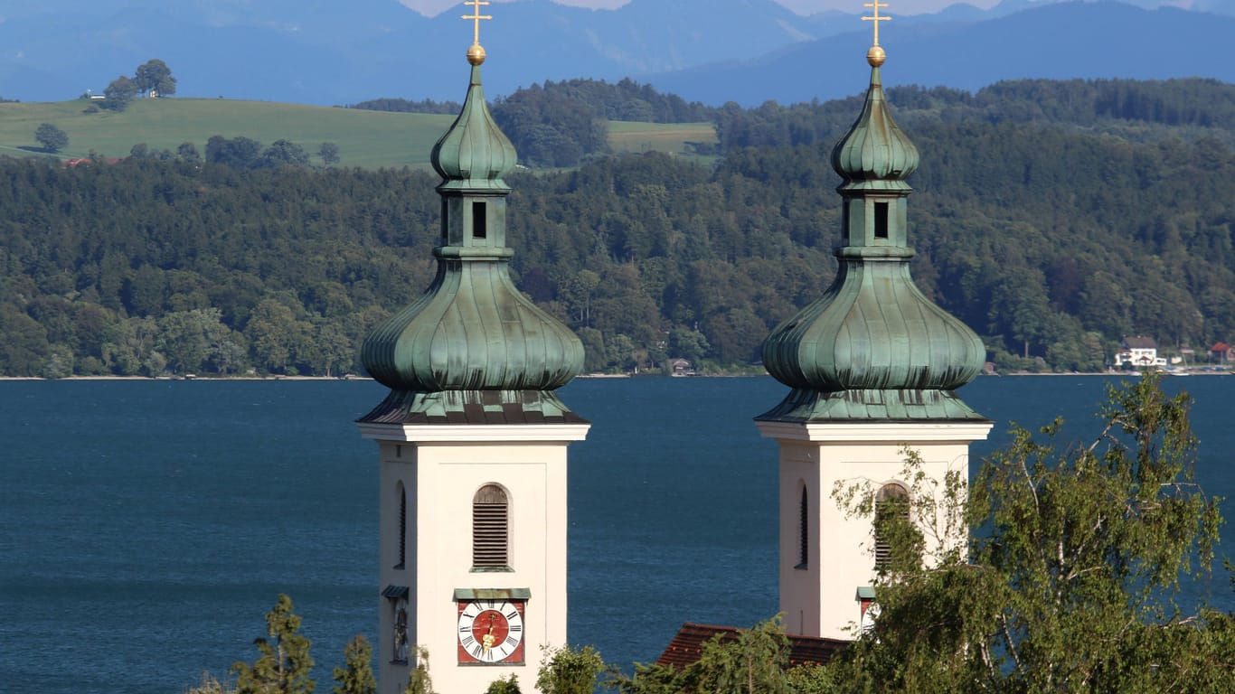 Kirche des bayerischen Dorfes Tutzigen am Starnberger See (Archivbild): In diesem Landkreis wohnen die meisten reichen Deutschen.