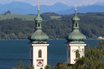 Kirche des bayerischen Dorfes Tutzigen am Starnberger See (Archivbild): In diesem Landkreis wohnen die meisten reichen Deutschen.