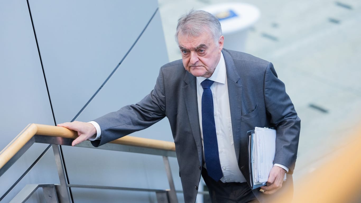 Herbert Reul (CDU), Innenminister von Nordrhein-Westfalen: Reul will die Auflagen für Kundgebungen prüfen.
