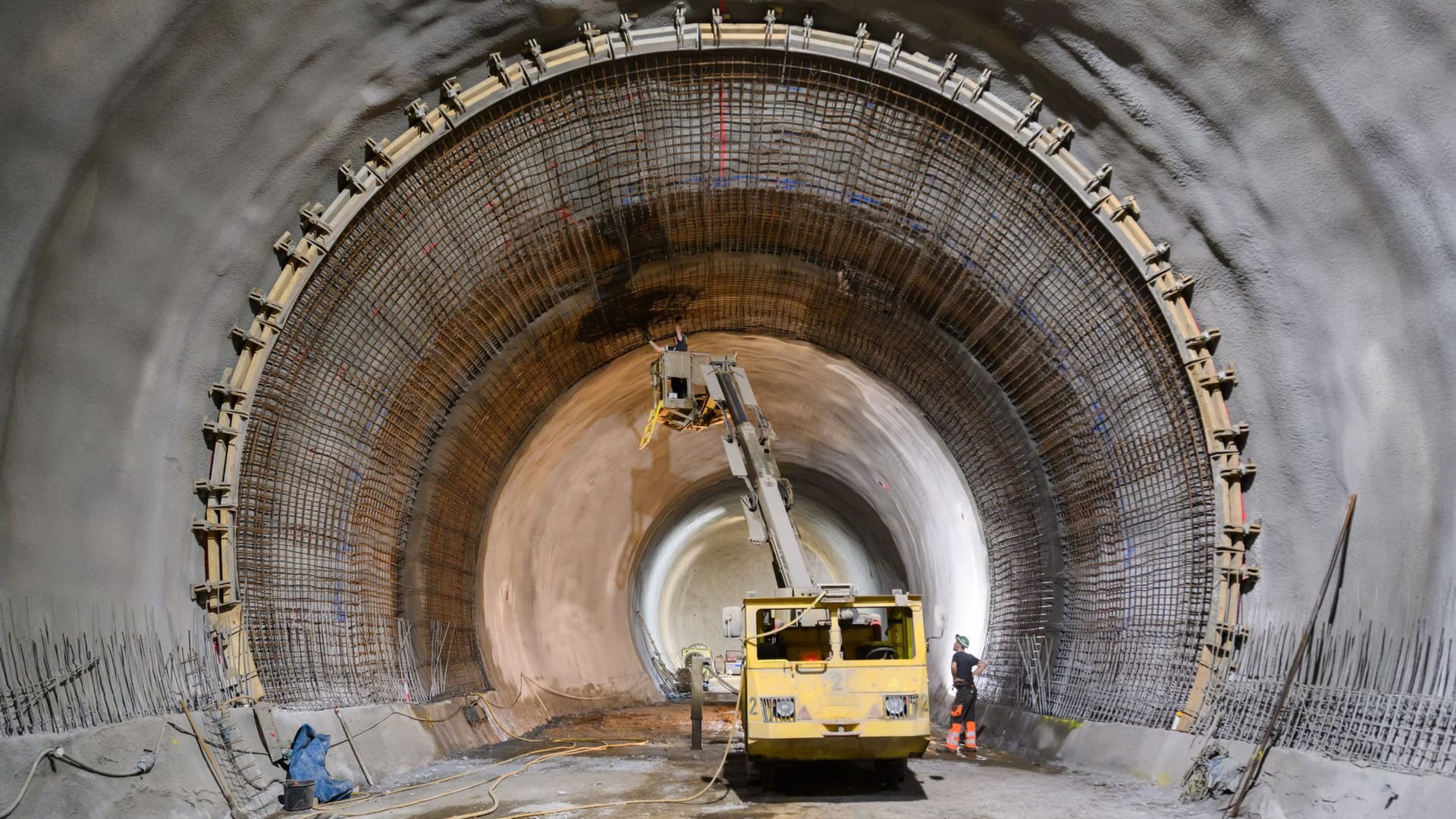 Bergleute arbeiten unter Tage im Schacht Konrad: Ab der 2030er Jahre soll die Einlagerung von knapp 300.000 Kubikmetern radioaktiver Abfälle beginnen.