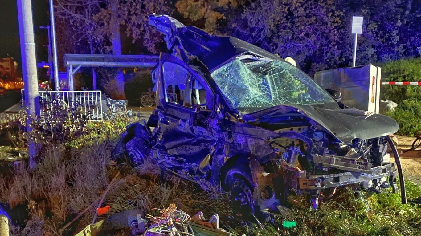 Nur noch Schrott: Der VW Caddy wurde bei dem Unfall komplett zerstört.