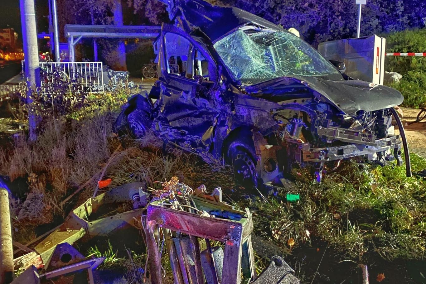 Nur noch Schrott: Der VW Caddy wurde bei dem Unfall komplett zerstört.