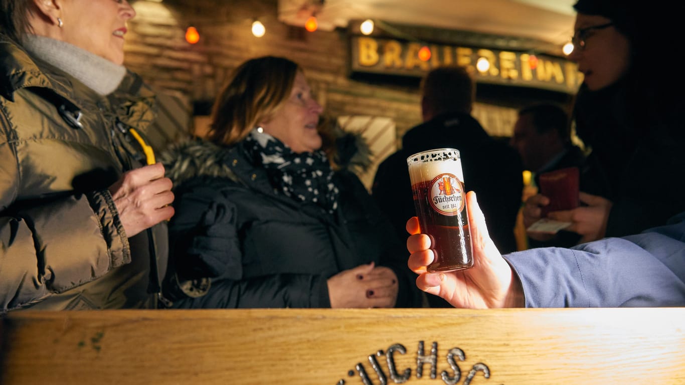 Menschen trinken vor dem Füchschen ein frisch gezapftes Alt (Archivbild): Zuletzt soll es Verkaufsgerüchte um die Brauerei gegeben haben.