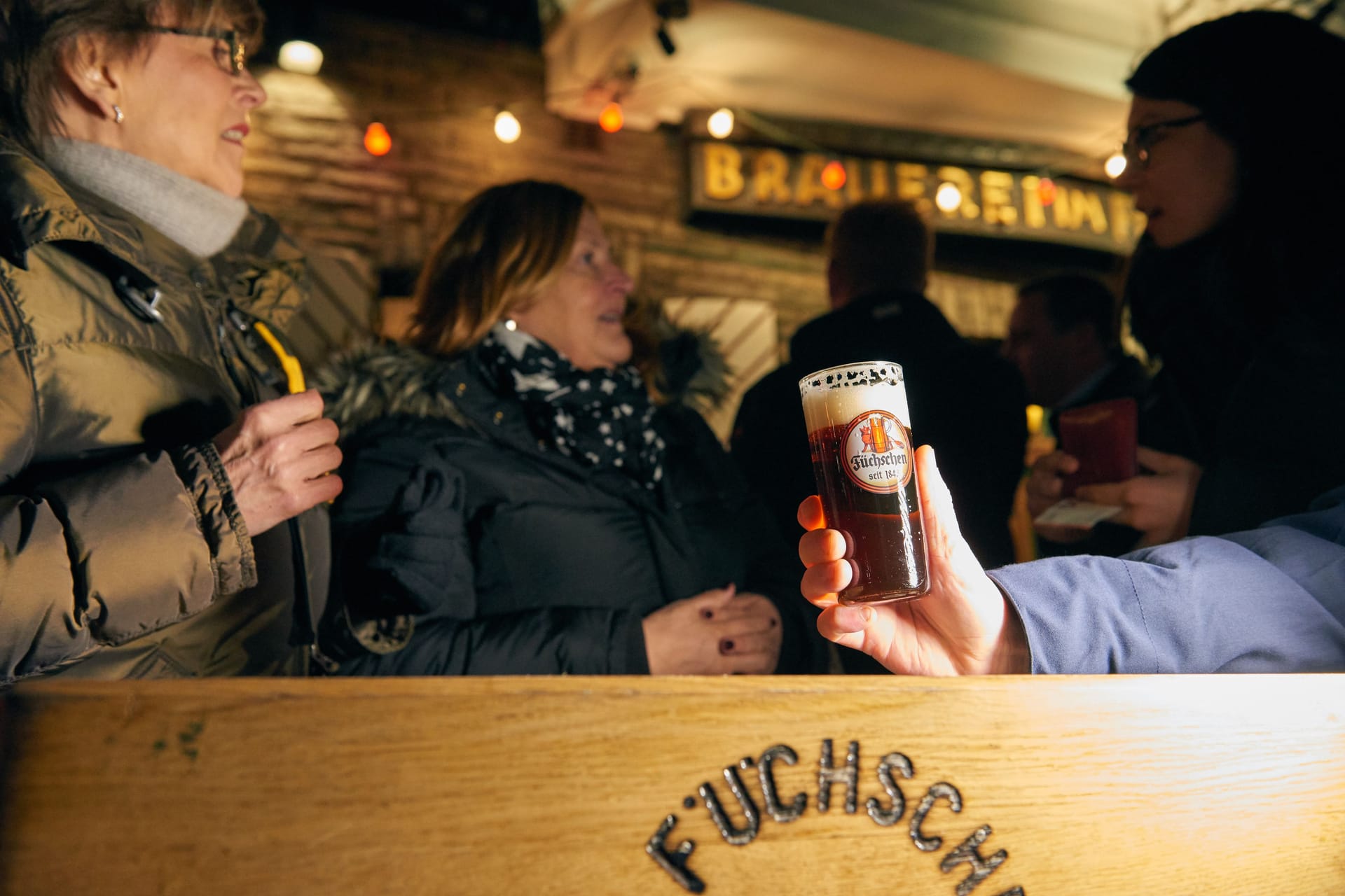 Menschen trinken vor dem Füchschen ein frisch gezapftes Alt (Archivbild): Zuletzt soll es Verkaufsgerüchte um die Brauerei gegeben haben.