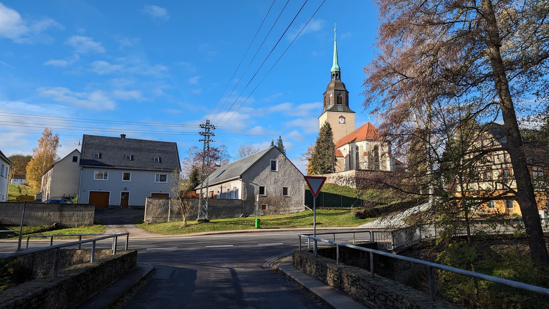 Ein Bach führt durch das erzgebirgische Dorf, wo der Millionengewinn versteckt war.