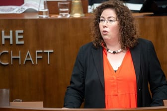 Sandra Ahrens (CDU) spricht bei einer Sitzung der Bremischen Bürgerschaft (Archivfoto): Sie erstattete Anzeige gegen das Jugendamt, für Bremens Sozialsenatorin ist der Fall hingegen abgeschlossen.